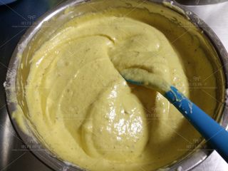 14、红枣戚风蛋糕,成细腻的面糊状