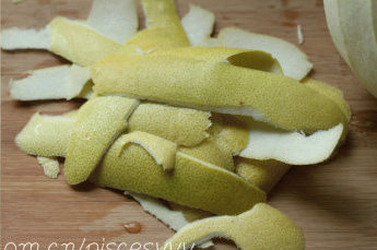 2、蜂蜜柠檬柚子茶,用刀削下柚子皮，尽量薄