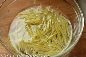 6、蜂蜜柠檬柚子茶,煮至变软后继续过凉水脱去苦味