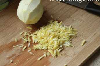 7、蜂蜜柠檬柚子茶,用刮刀刮下柠檬皮，切成丁