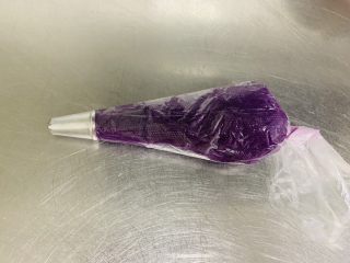 6、紫薯塔,炒好的紫薯泥放凉装入裱花袋中，裱花嘴用八齿嘴。
