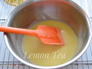 1、戚风蛋糕,将牛奶油和细砂糖混合均匀后 筛入面粉