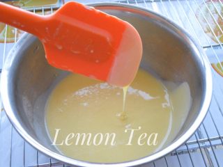 2、戚风蛋糕,最后放入两个蛋黄搅匀