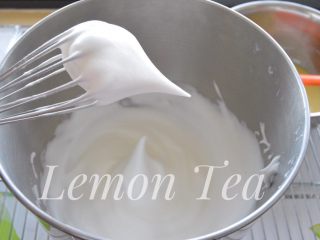 3、戚风蛋糕,蛋清➕糖和柠檬汁 打发