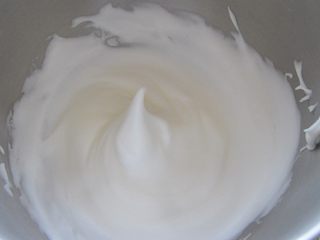 4、戚风蛋糕,这个是用家用厨师机… 打发了两个蛋清的样子喝状态