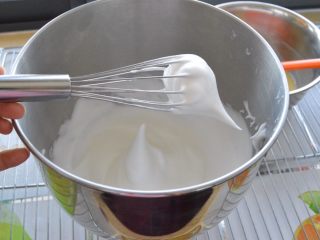 5、戚风蛋糕,用打蛋器检查 … 有弯钩即可