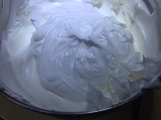 6、戚风蛋糕,这个是厨师机打发 一个6寸一个8寸一个10寸 蛋清的量和状态