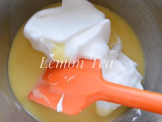 7、戚风蛋糕,先拿出三分之一混合