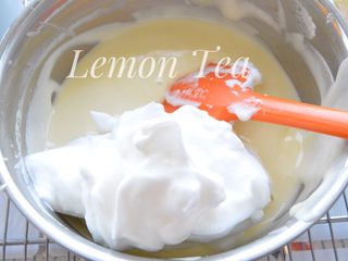 8、戚风蛋糕,再放入三分之一