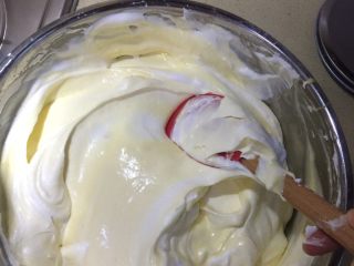 9、戚风蛋糕,最后三分之一加入后 混合均匀 一个方向翻拌