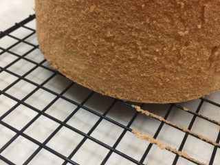 13、戚风蛋糕,烤完后 戴上手套振一下 倒扣在网架上。放凉后脱模即可… 