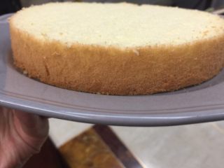 15、戚风蛋糕,正常一个蛋糕能分成这样厚度的三片蛋糕片