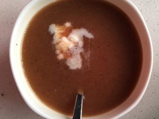 2、红枣发糕,枣汁晾凉到40度左右，加淡奶油和蜂蜜拌匀