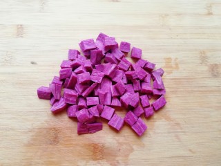 1、紫薯蛋挞,紫薯去皮洗干净切成小块。