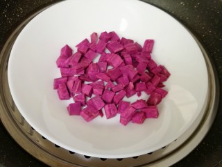 2、紫薯蛋挞,上锅蒸10分钟取出晾凉备用。