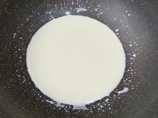 3、紫薯蛋挞,将淡奶油、纯牛奶和细砂糖一起放进锅里，开最小火加热，搅动至细砂糖完全融化关火。