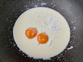 4、紫薯蛋挞,晾凉以后加入蛋黄和低筋面粉搅拌均匀。