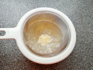 5、紫薯蛋挞,过一下筛滤出蛋筋和小面疙瘩，蛋挞液完成。