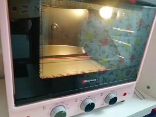 6、紫薯蛋挞,烤箱上下管200度预热。