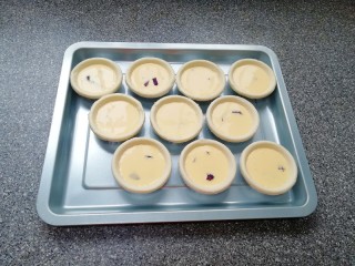 8、紫薯蛋挞,倒入蛋挞液，8分满即可。