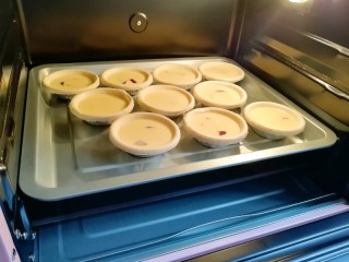 9、紫薯蛋挞,送入预热好的烤箱，上下管200度烤10分钟。