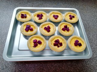 10、紫薯蛋挞,10分钟之后取出烤盘，蛋挞液呈半凝固状态，上面放上紫薯。