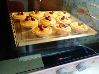 11、紫薯蛋挞,继续送入烤箱，上下管210度烤15分钟。