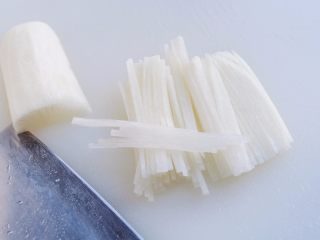 8、鲫鱼萝卜奶白汤,白萝卜洗净后切成细条。