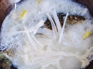 9、鲫鱼萝卜奶白汤,把萝卜条倒进炒锅，大火煮开煮5分钟左右至萝卜条变色透明。