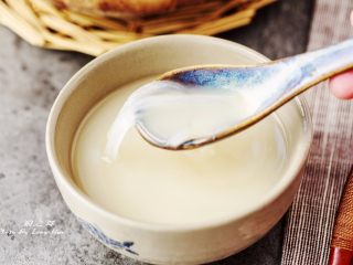 10、鲫鱼萝卜奶白汤,鱼汤煮好后可以调进白胡椒粉。