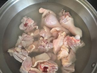 1、红烧鸡块炖粉条,鸡块放入热水中，抄一下。