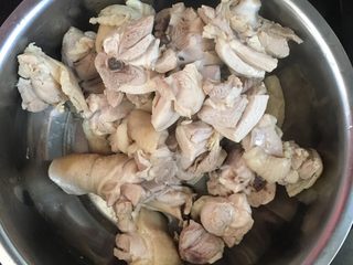 2、红烧鸡块炖粉条,取出备用