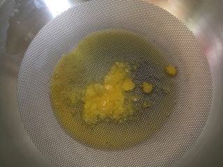 3、红烧鸡块炖粉条,加入油，熬糖。