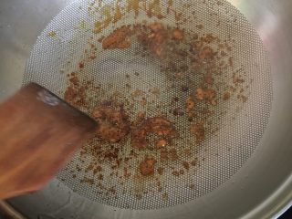 4、红烧鸡块炖粉条,熬至白糖起沫，放入鸡块。