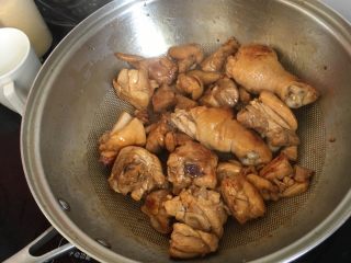 5、红烧鸡块炖粉条,炒至此颜色