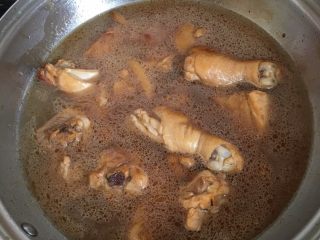 6、红烧鸡块炖粉条,放入冷水，煮。