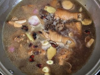 7、红烧鸡块炖粉条,加入葱、姜、蒜、花椒、大料、香叶、桂皮、白酒。
