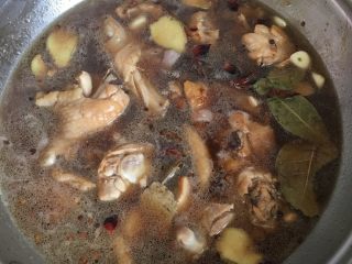 8、红烧鸡块炖粉条,加入酱油，使汤色如图。大火烧开，转小火开炖。