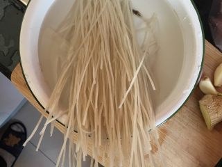 9、红烧鸡块炖粉条,粉条洗净，置于水中备用。