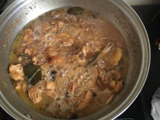 10、红烧鸡块炖粉条,炖10分钟后，加入粉条。