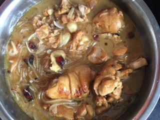 11、红烧鸡块炖粉条,撒葱花，出锅，开吃！