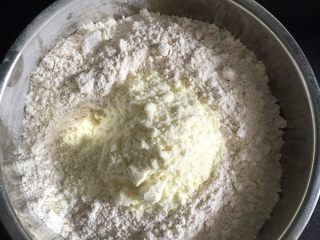 1、奶香猪包包,面粉和奶粉称量好放一起