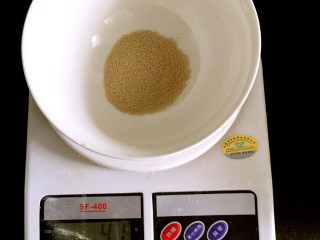 2、奶香猪包包,酵母4.2g。可以4g噢,现在是夏天 完全能发得起来。冬天酵母量要加到5g左右。用一点水化开。酵母遇水才有活性!冬天的时候记得用26-30度左右的温水。这个温度酵母活性较强。面团容易发得起来!