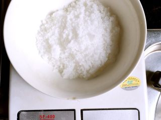 3、奶香猪包包,糖多的,蒸出来口感偏甜。但远不及外面面包的甜度。因为我家妞不怎么吃带馅的。只喜欢这种有些甜味的馒头!大家可以适当减轻糖量!