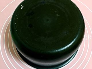 5、奶香猪包包,面团揉到三个光,就可以了:1、手光,手上没面粉了。2、盆光;3、面团表面光滑!湿布盖着,让其醒发。或者像我一样,扣个盆。????