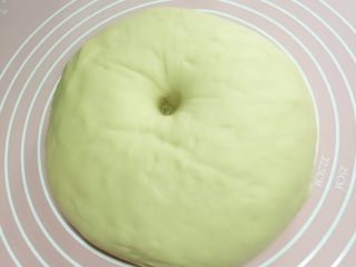 6、奶香猪包包,醒发到2倍大。手指下去,洞穴依然在????