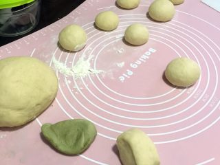 7、奶香猪包包,充分揉匀。把空气全部挤出去。分小剂子,做造型。再次醒发半小时。