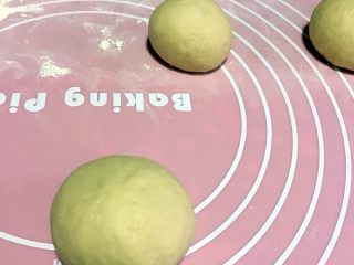 8、奶香猪包包,拿出一小份面团,一汤匙的抹茶粉加一点点的水,一起揉匀,成绿色面团。这个方法也属懒人法,省得重新和面。