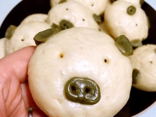 12、奶香猪包包,上过蒸。1、冷水上屉,水开5分钟,关火。让其再次醒发。2、醒发10分钟后开火大火蒸8-10分钟。关火。别打开盖子。让它再焖至水5分钟。这样不会踏。