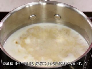 1、焦糖布丁(20160723期),我们先把牛奶和细砂糖混合,然后把香草精倒进去,开小火煮至糖融化就可以了,不要煮到沸腾,沸腾会有泡泡,只需要用勺子轻轻拌匀融化就可以了,细砂糖完全融化后,牛奶的温度大概在60度左右,糖融化了就离火,然后放在一旁备用